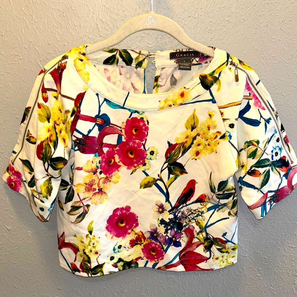 Gracia Floral Crop Top Zips on Shoulder Women's Size Small
Jjj